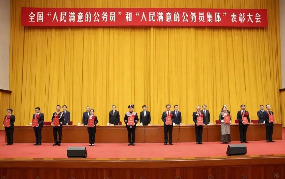 人民满意的公务员、跨海高铁、电力装备绿色低碳发展、网络文明等中英翻译